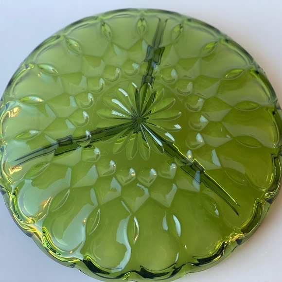 1960s Anchor Hocking Round Green Glass Divided Relish Dish in Fairfield Pattern - Picture 3 of 5